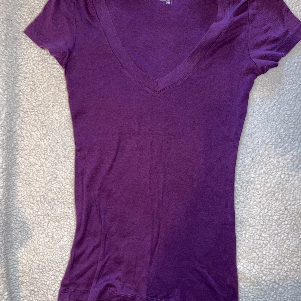 Dots V-Neck Short Sleeve Tees in Plum and Teal - Picture 4 of 5